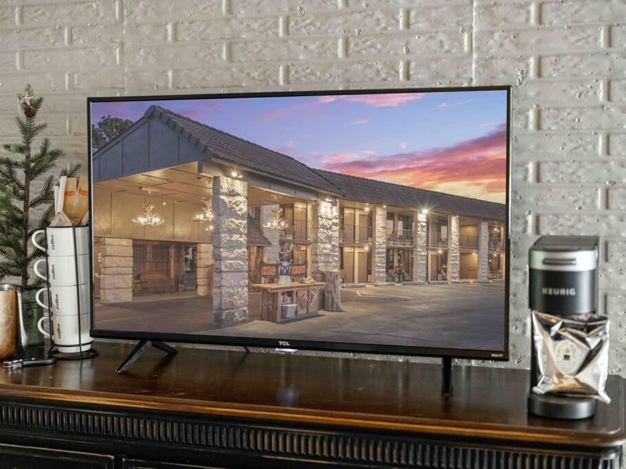 Stonegate Lodge King Bed Wifi Roku Tv Salt Water Pool Room #203 Eureka Springs Kültér fotó